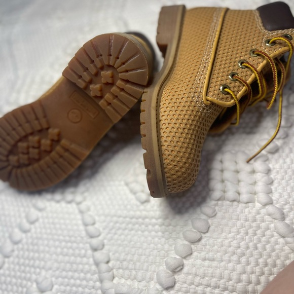Timberland Honeycomb Boys Size 2.5M Boots these boots are waterproof. - Picture 3 of 4